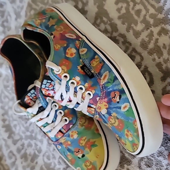 STUNNING NINTENDO MARIO BROTHERS AUTHENTIC VANS - Picture 2 of 11